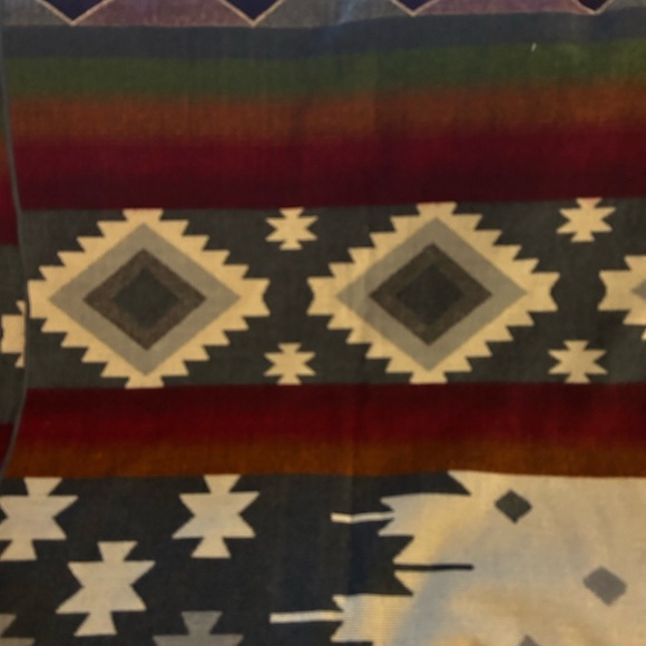 Geometric Patterned Blanket - Picture 5 of 6